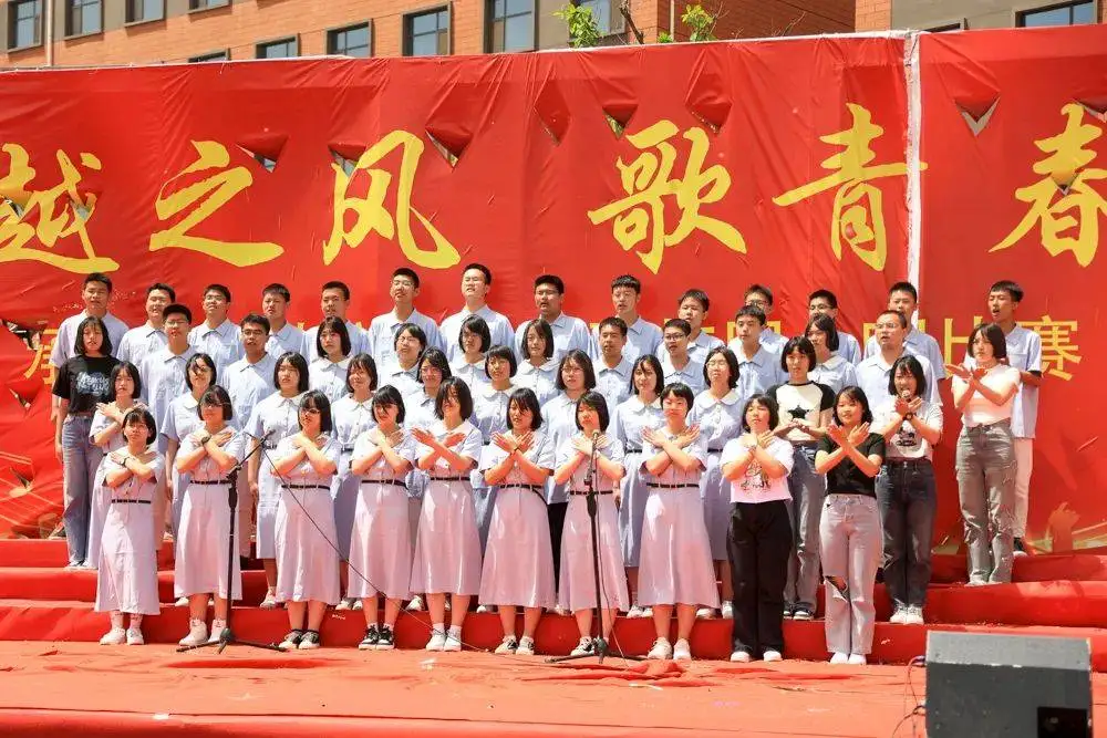 承德普臻中学举行“乘超越之风 歌青春华章”五月飞歌校园合唱比赛