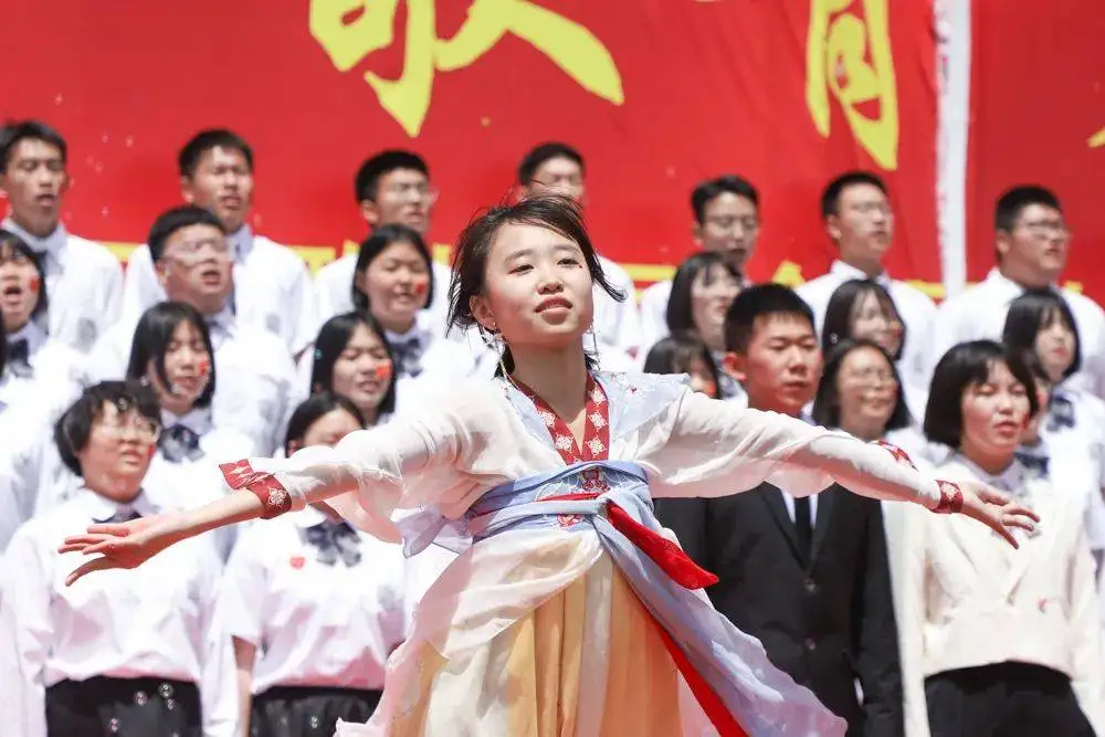 承德普臻中学举行“乘超越之风 歌青春华章”五月飞歌校园合唱比赛