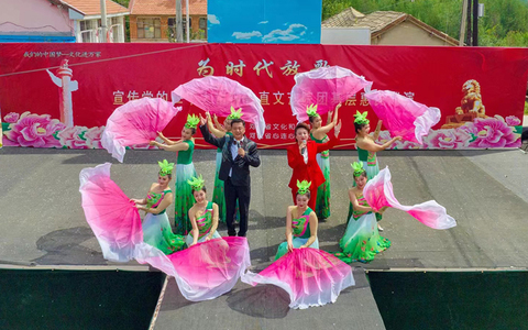 河北省心连心艺术团走进围场县黄土坎乡二上村 