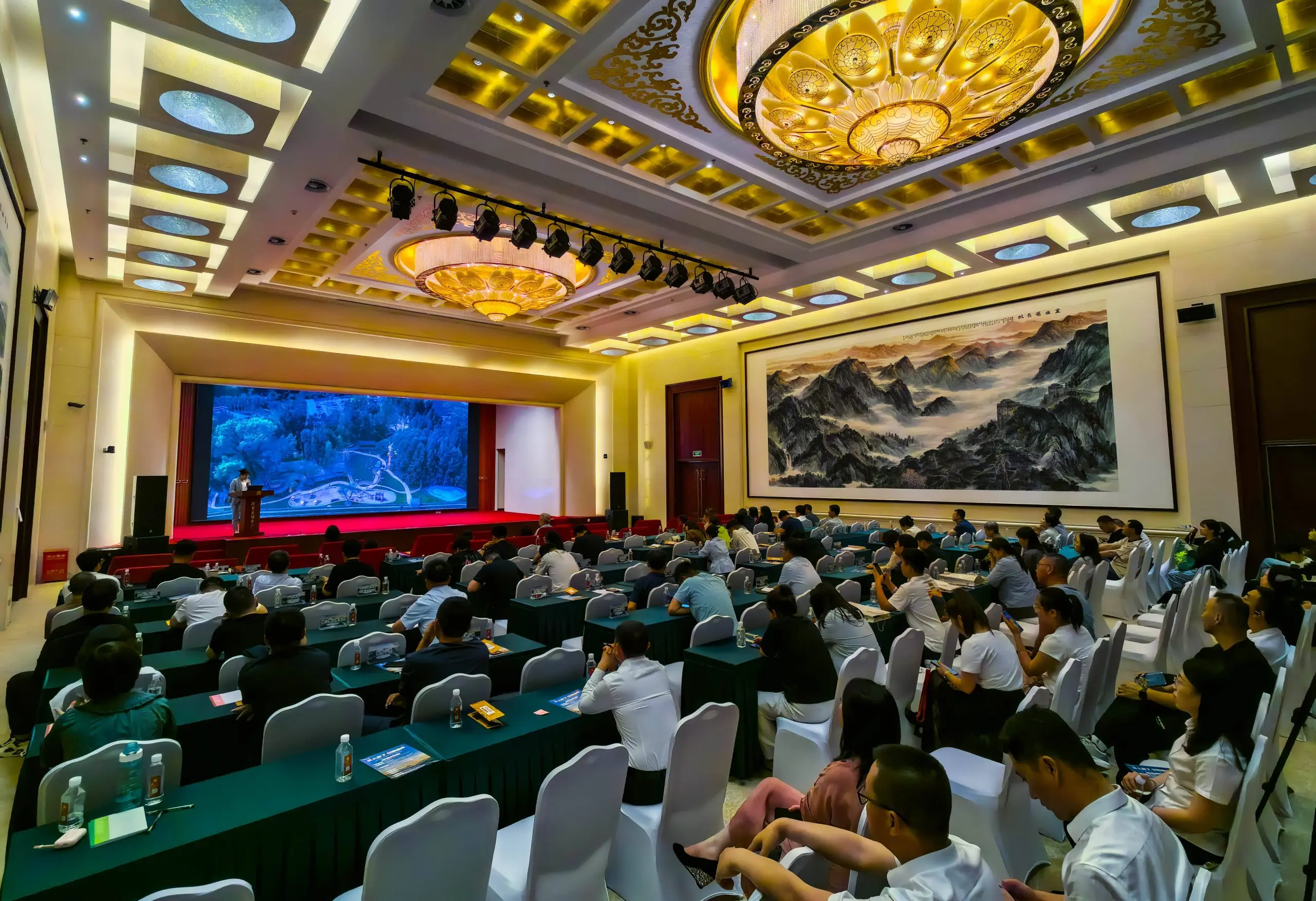 承德文旅精英共话融合 鼎盛十四周年潮燃盛典璀璨启幕