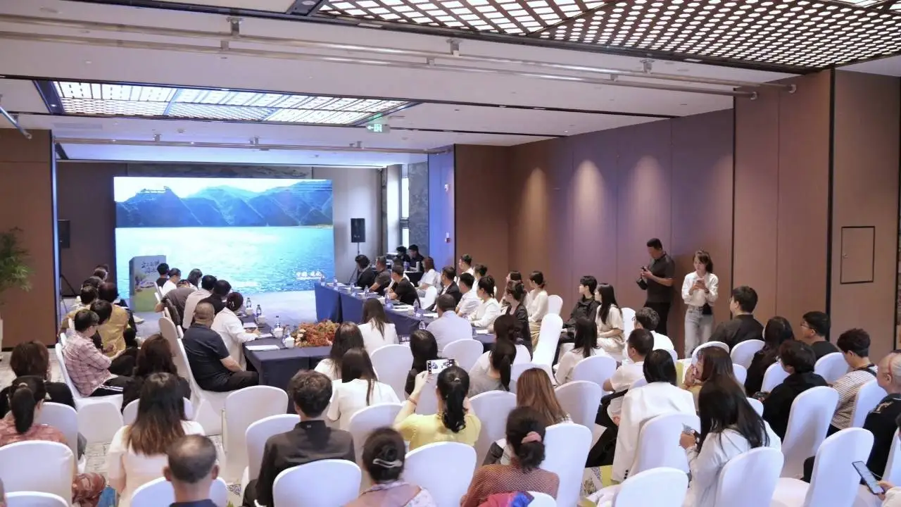 坐上高铁游通化：通达四海，一见倾'承'"通化文旅（承德）推介座谈会举行