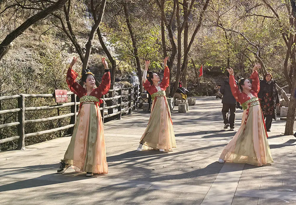 河北双滦：“秋登双塔 镜定永恒” 金秋摄影登高采风活动启幕