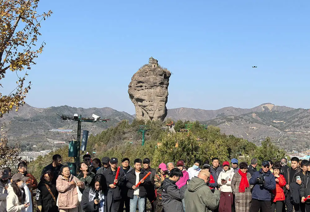 河北双滦：“秋登双塔 镜定永恒” 金秋摄影登高采风活动启幕