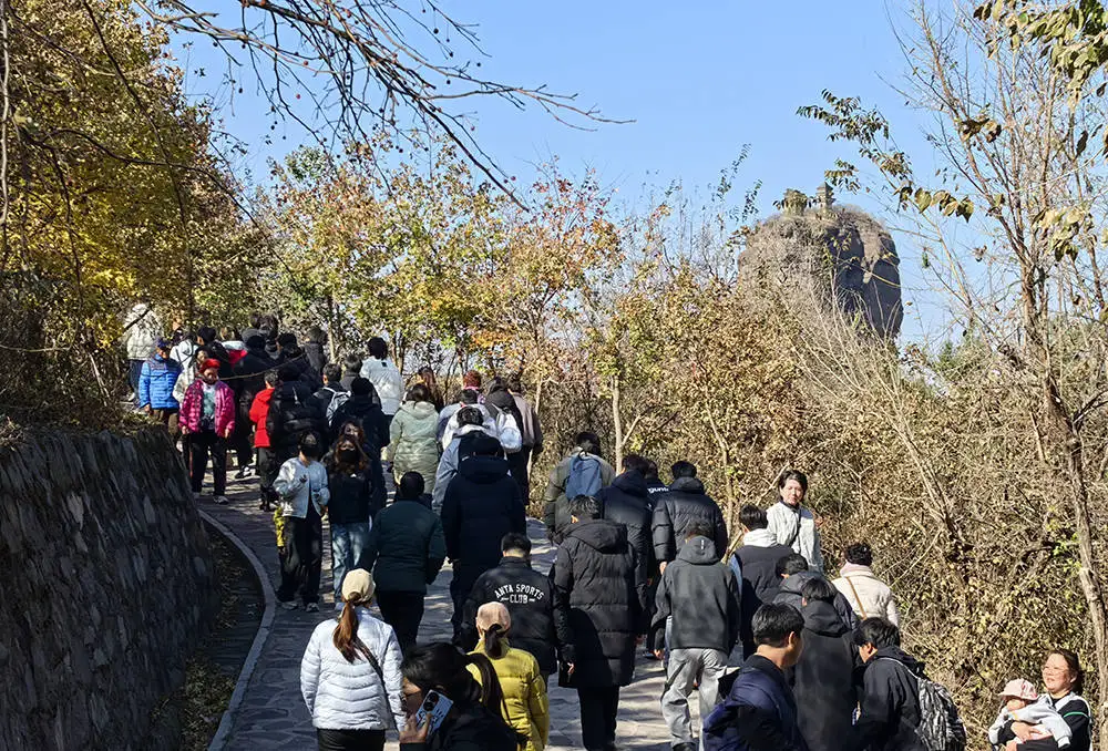 河北双滦：“秋登双塔 镜定永恒” 金秋摄影登高采风活动启幕