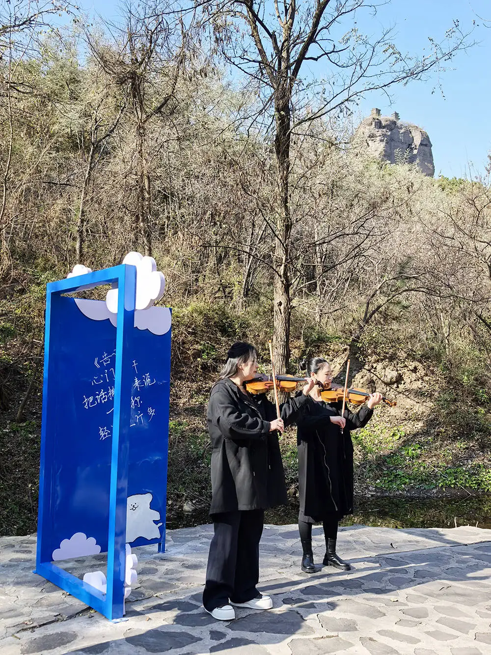 河北双滦：“秋登双塔 镜定永恒” 金秋摄影登高采风活动启幕