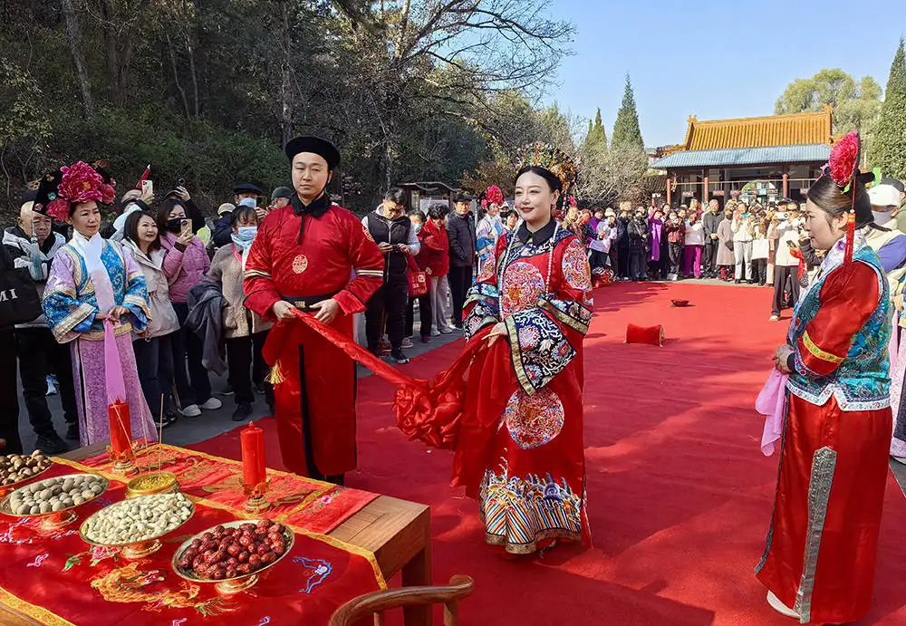 河北双滦：“秋登双塔 镜定永恒” 金秋摄影登高采风活动启幕