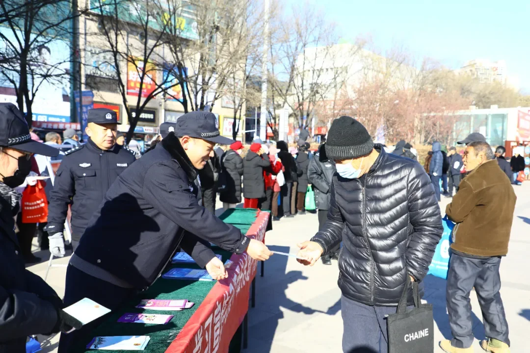 承德市公安局组织开展“12.4”国家宪法日集中宣传活动