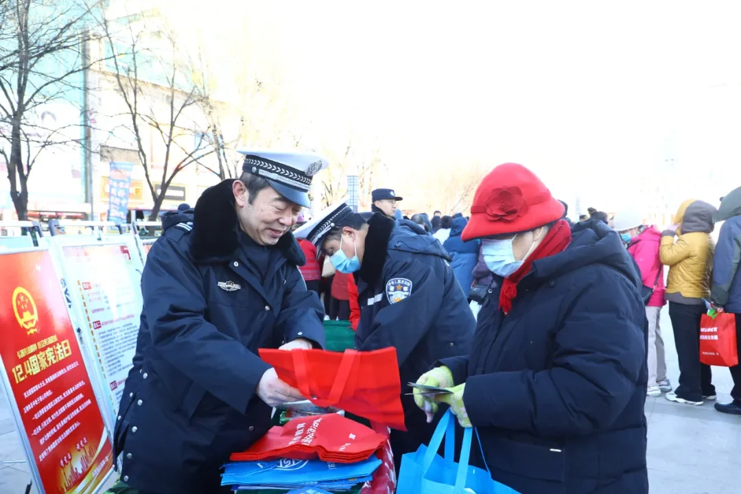 承德市公安局组织开展“12.4”国家宪法日集中宣传活动