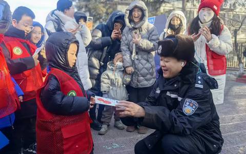 河北承德：警民同乐广场嘉年华迎接“警察节”