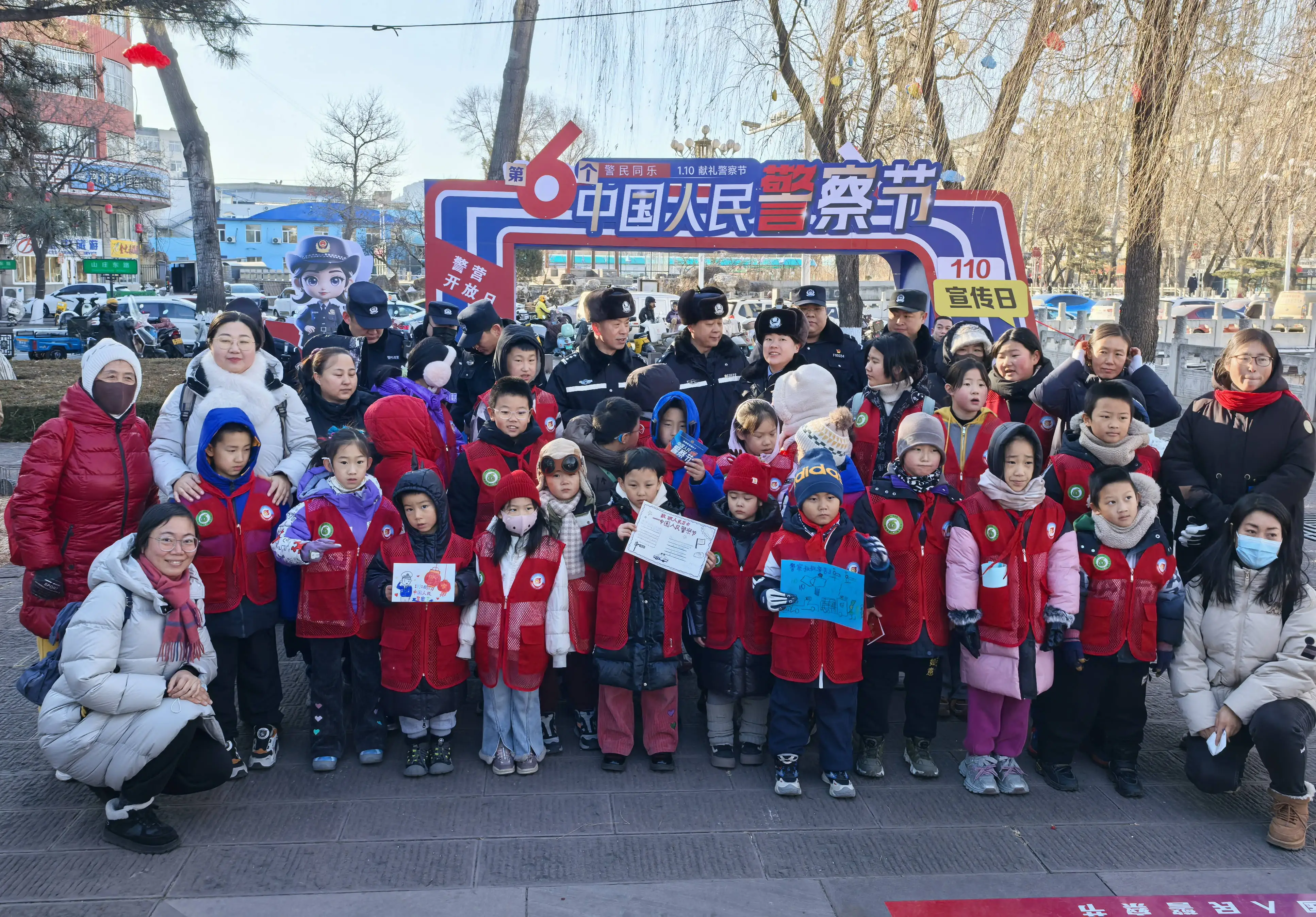 河北承德:警民同乐广场嘉年华迎接“警察节”