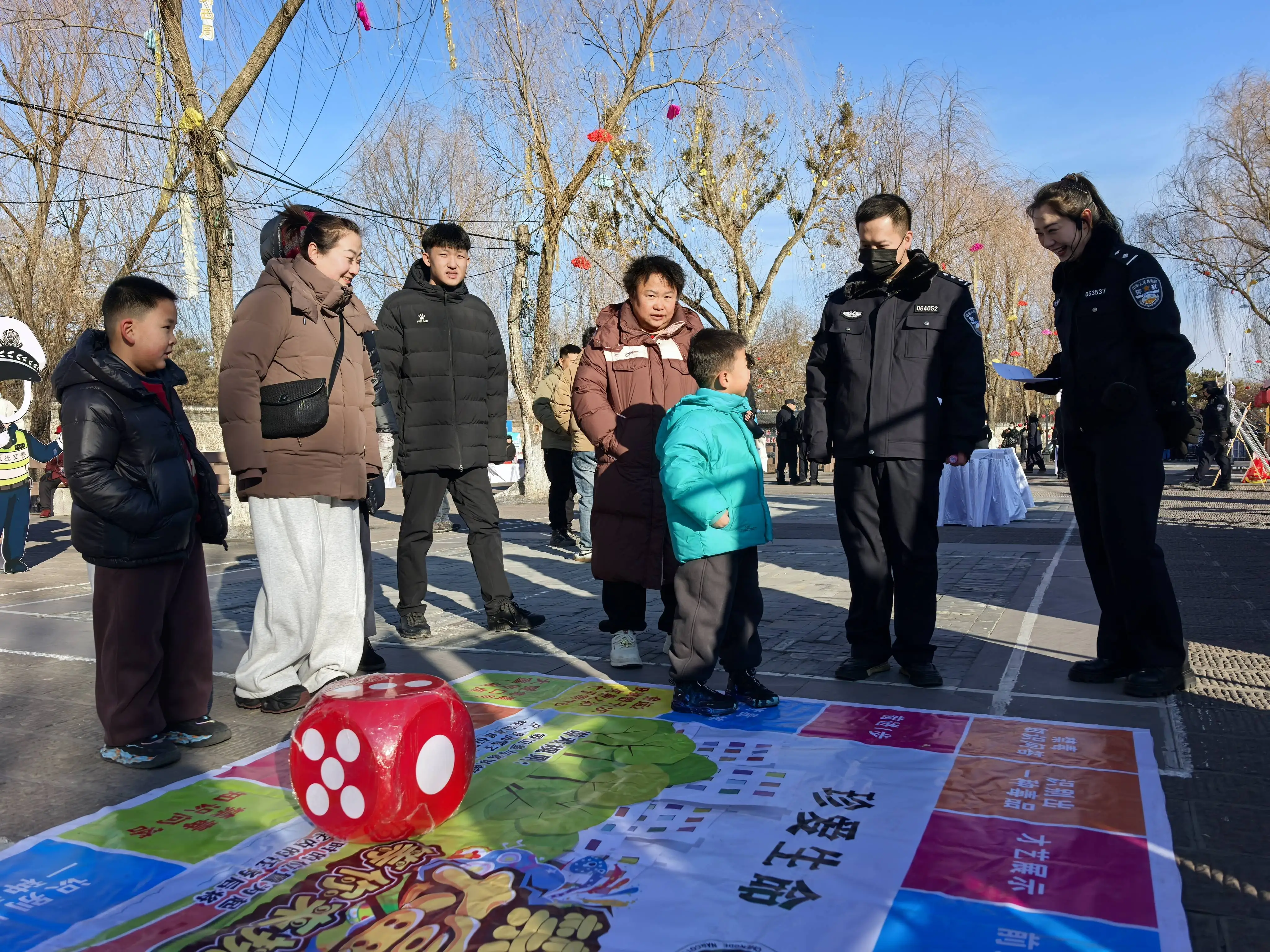 河北承德:警民同乐广场嘉年华迎接“警察节”